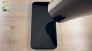 Chauffez le bord inférieur de l’iPhone 12 pour ramollir l’adhésif qui fixe l’écran et faciliter l’ouverture en utilisant un sèche-cheveux ou équivalent.