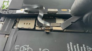 Débranchez les nappes de l’écran iPhone 12 en utilisant une spatule en plastique