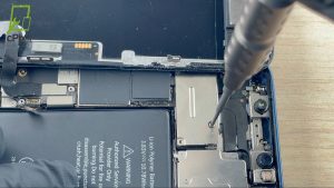 Dévisser le cache du connecteur de l’ensemble capteurs frontaux iPhone 12 en utilisant un tournevis Y000 