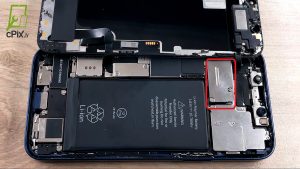 Dévisser le cache du connecteur de l’ensemble capteurs frontaux iPhone 12