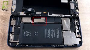 Dévisser le cache des connecteurs de la batterie et de l’écran de l'iPhone 12